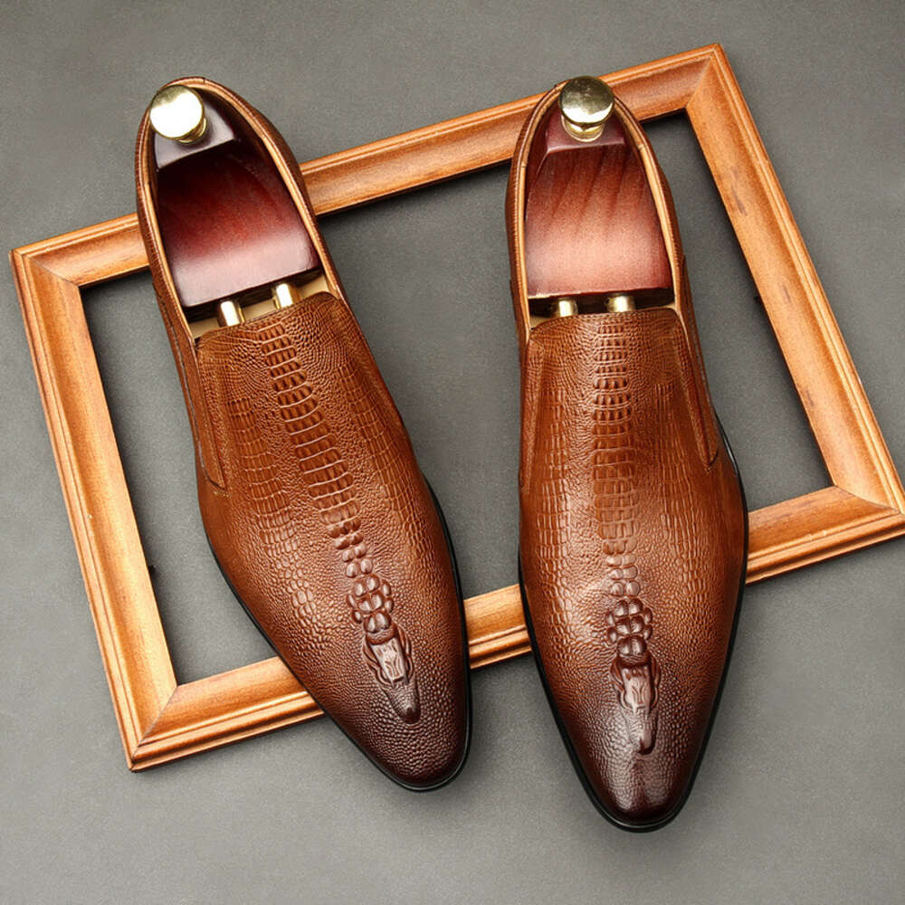 Ddmytiger Breathable crocodile print pointed toe leather shoes, business formal men's shoe covers, summer British trendy men's groom suit le