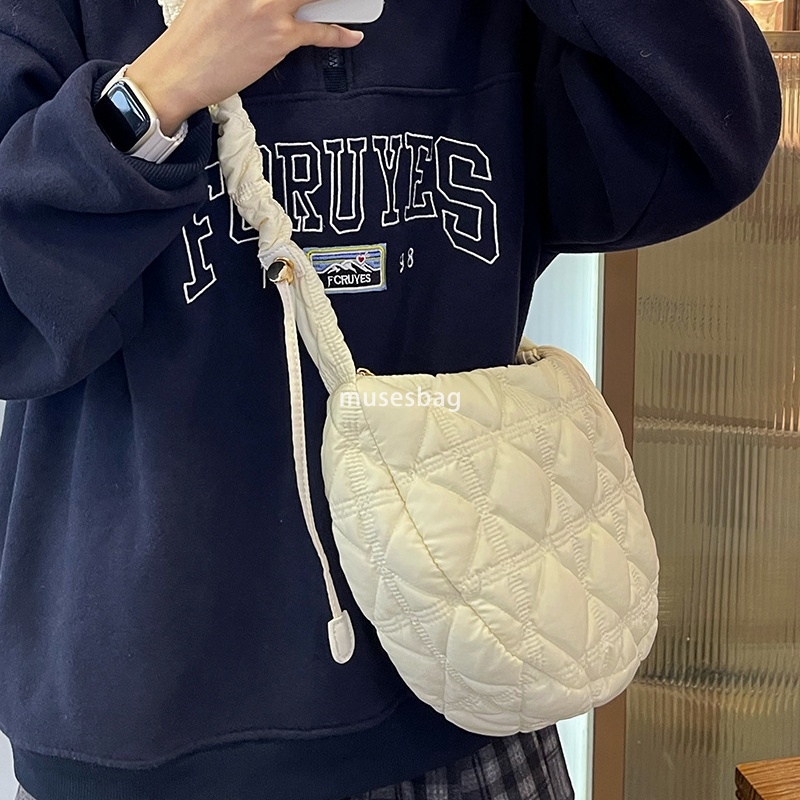 Dumpling dumplings autumn and winter niche versatile cloud bubble pleated bag women's large capacity lightweight down bag one shoulder crossbody 