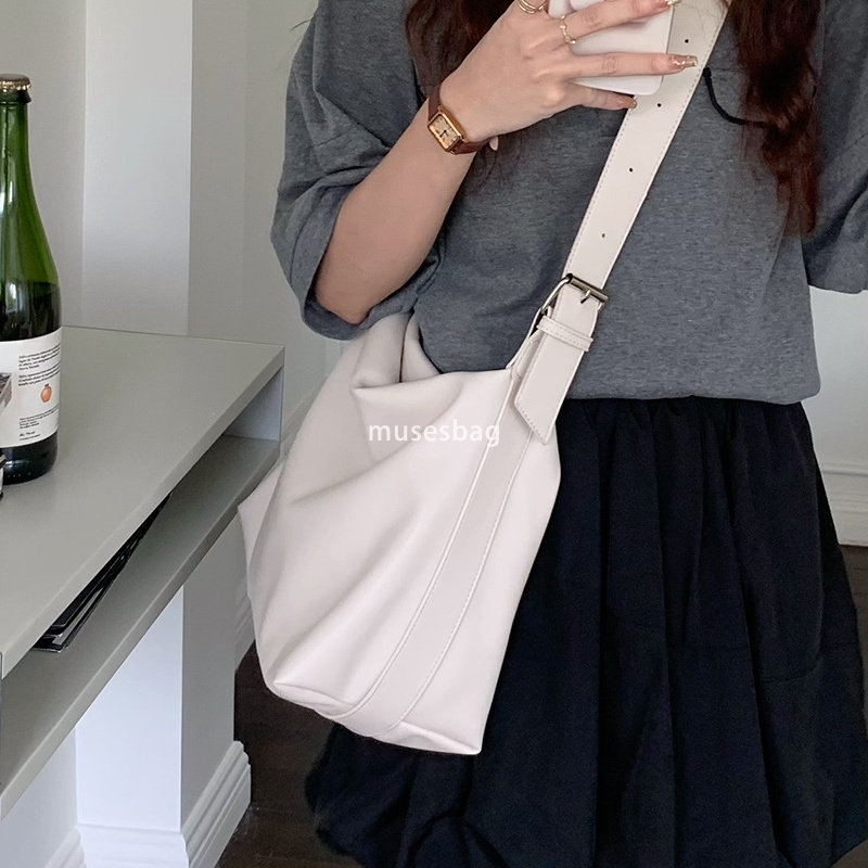 High end niche design bag for women new casual and fashionable minimalist summer girl large capacity crossbody bag for work and commuting tote bag