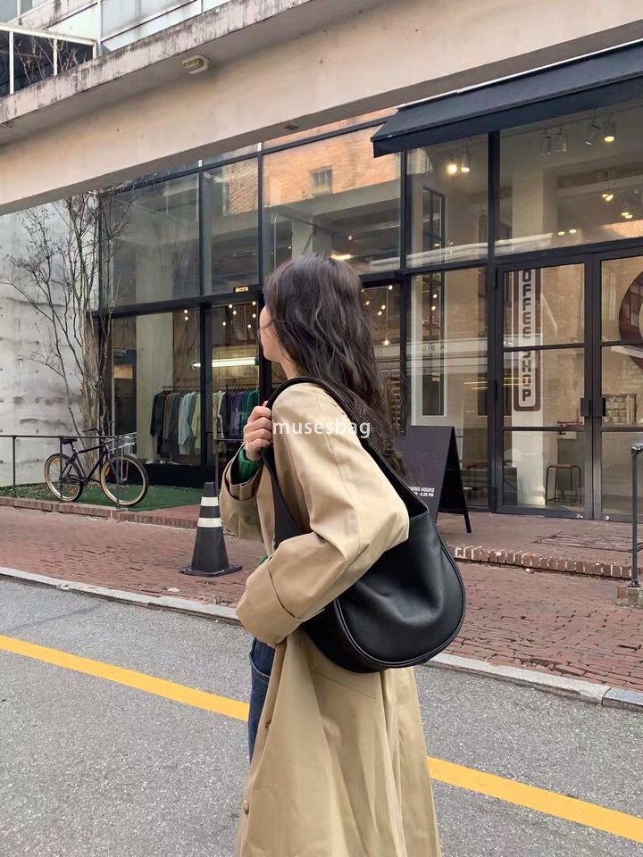 Korean version of women's bag for spring and summer new high-capacity Instagram soft leather handbag niche single shoulder bag wide shoulder dail