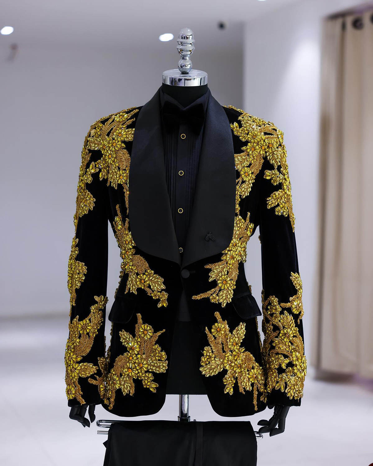 Men's Runway Show Pants Suits Luxury Gold Flowers Beading Men Pants Suits Prom Cosplay Blazers Costume Prom Party Wear 2 Pieces
