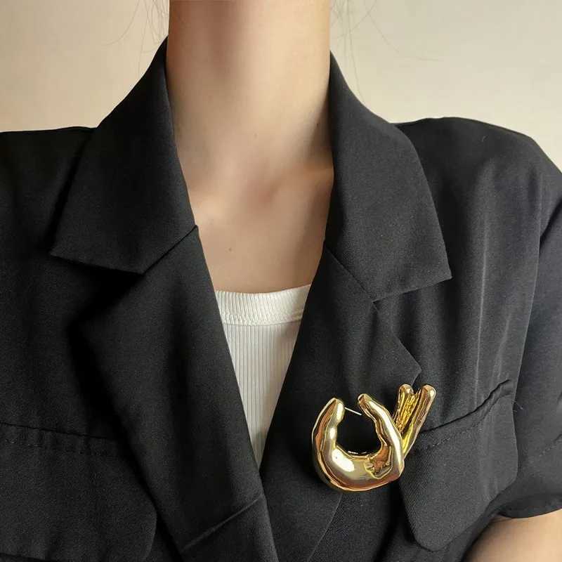 Pins Brooches Bilandi Modern Jewelry Lovely Design Metal OK Hand Brooches For Women Girl Gifts Cool Trend Accessories Hot Sale Daily WearingL246