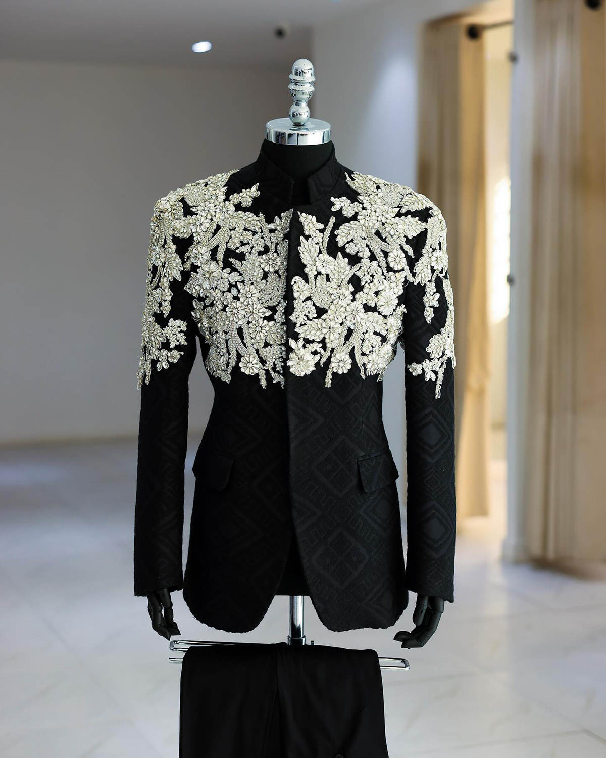 Fashion Celebrity Customized Wedding Tuxedos Luxury Beading Appliques Groom Wear Dinner Prom Party Wedding Blazer 2 Pieces