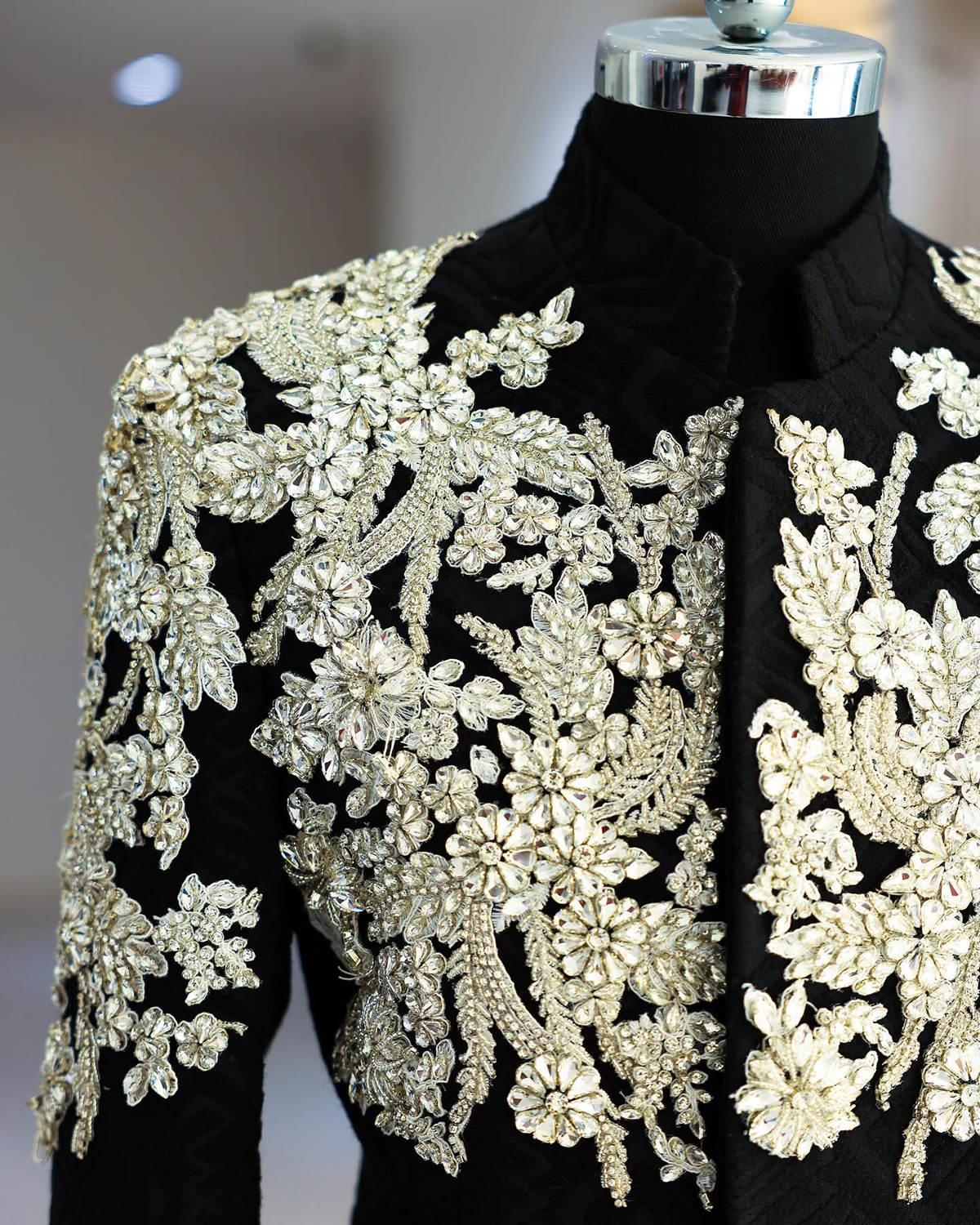 Fashion Celebrity Customized Wedding Tuxedos Luxury Beading Appliques Groom Wear Dinner Prom Party Wedding Blazer 2 Pieces