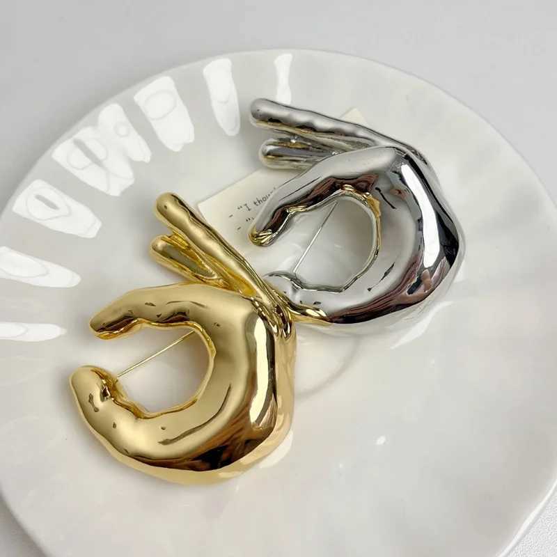 Pins Brooches Bilandi Modern Jewelry Lovely Design Metal OK Hand Brooches For Women Girl Gifts Cool Trend Accessories Hot Sale Daily WearingL246