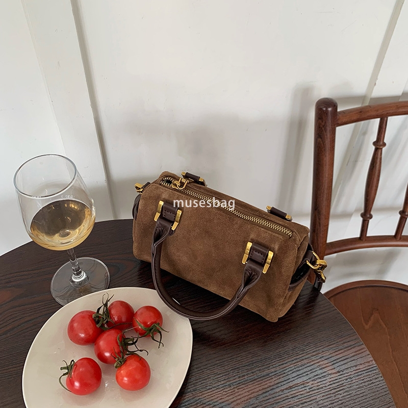 Korean version of autumn and winter new retro suede versatile single shoulder diagonal cross small bag pillow bag Boston portable women's bag tre