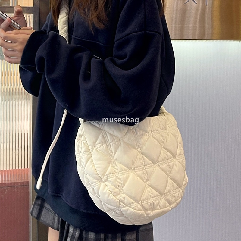 Dumpling dumplings autumn and winter niche versatile cloud bubble pleated bag women's large capacity lightweight down bag one shoulder crossbody 