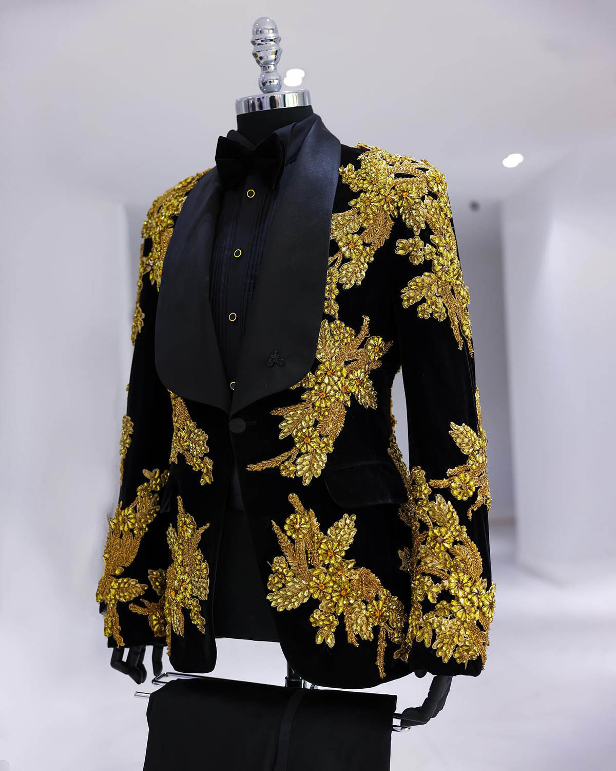 Men's Runway Show Pants Suits Luxury Gold Flowers Beading Men Pants Suits Prom Cosplay Blazers Costume Prom Party Wear 2 Pieces