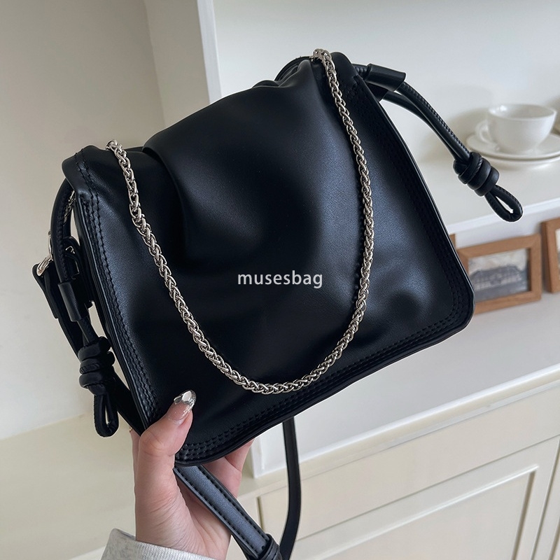 A niche design bag for commuting a new fashionable and high-end feeling pleated and versatile autumn and winter ins single shoulder crossbody bag