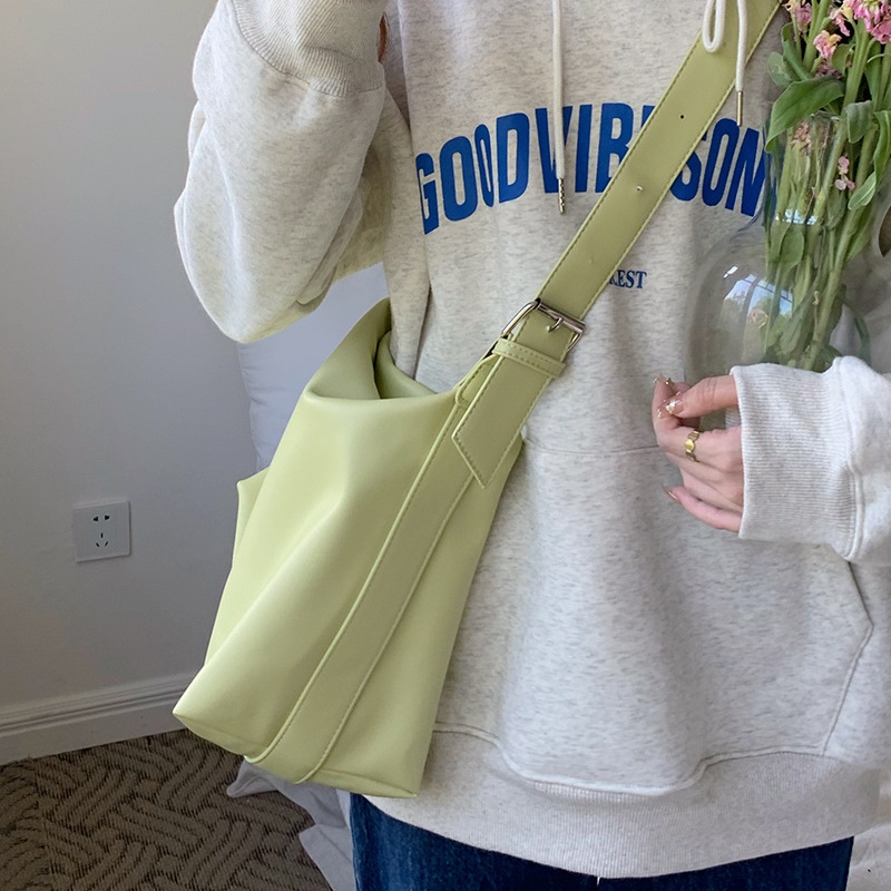 High end niche design bag for women new casual and fashionable minimalist summer girl large capacity crossbody bag for work and commuting tote bag
