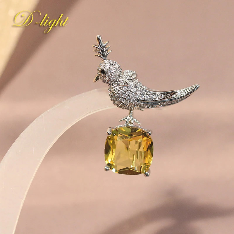Cartoon Retro Yellow Crystal Zircon Bird Animal Brooch Mens Ladies Suit Coat Pin Jewelry Party Banquet Daily Accessory Nice Gift 240621