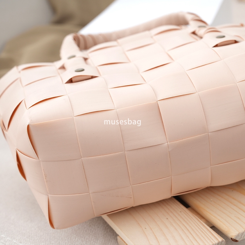 High quality women's designer classic retro practical large capacity tote bag single shoulder handbag fashionable and versatile underarm bag with