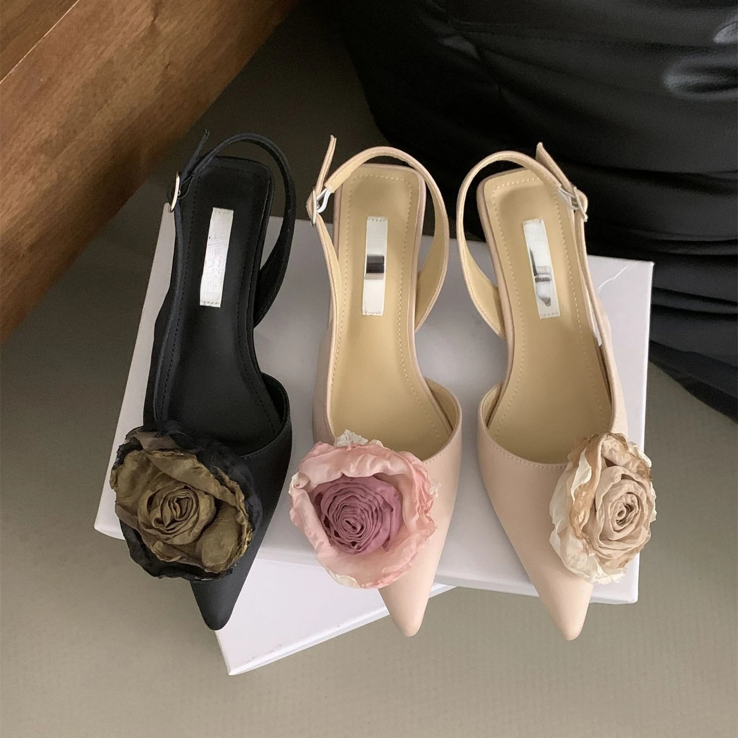 Flower Designer Sandals Womens Elegant Satin Mule Shoes 2024 Summer Pointed Toe Pumps Low Heel Strap 240620