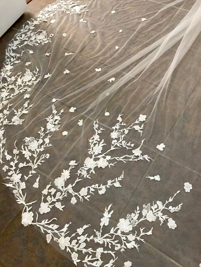 Attractive Cathedral Veil 500cm Length 300cm Width Wedding Veil Lace Flower Appliques Soft Tulle One-Layer White Ivory Wedding Veils With Comb Bridal 