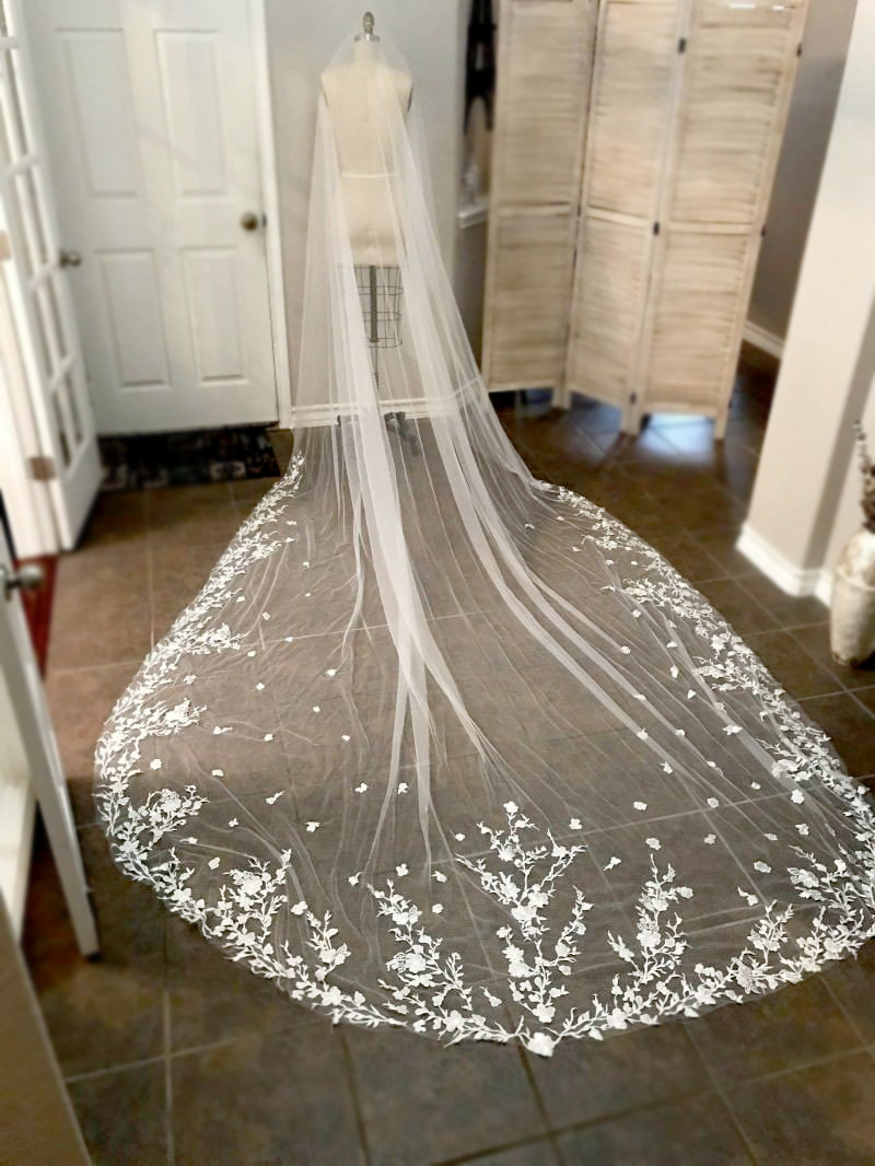 Attractive Cathedral Veil 500cm Length 300cm Width Wedding Veil Lace Flower Appliques Soft Tulle One-Layer White Ivory Wedding Veils With Comb Bridal 