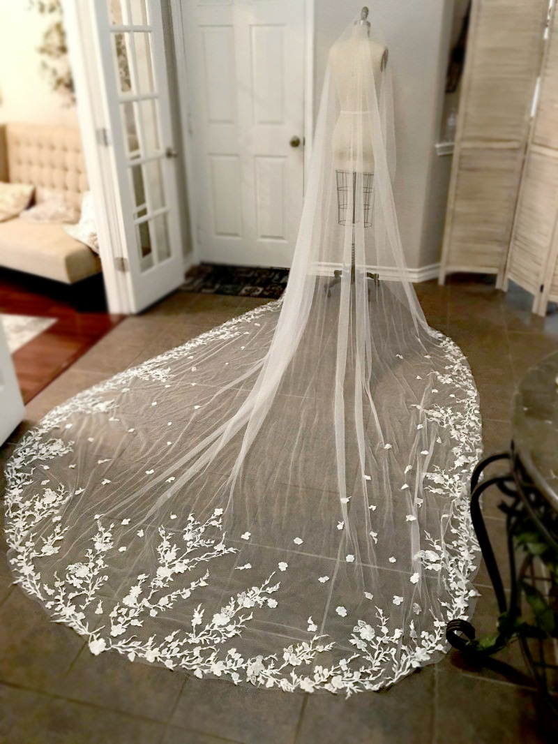 Attractive Cathedral Veil 500cm Length 300cm Width Wedding Veil Lace Flower Appliques Soft Tulle One-Layer White Ivory Wedding Veils With Comb Bridal 