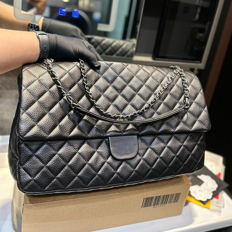 Womens Vintage Designer Black Diamond Lattice XXL Airport Shoulder Bags Large Capacity Silver Metal Hardware Matelasse Chain Leather Strap Luggae 42x35cm