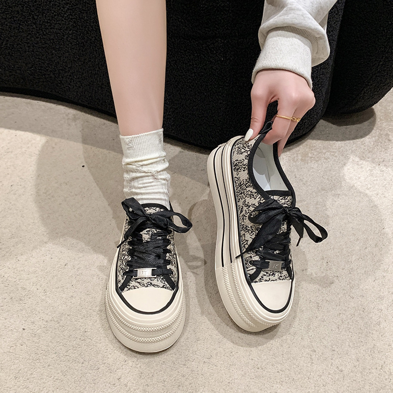 China-Chic Chinese Small White for Women in Spring 2024 New Printed Embroidered Canvas Thick soled Versatile Board Shoes
