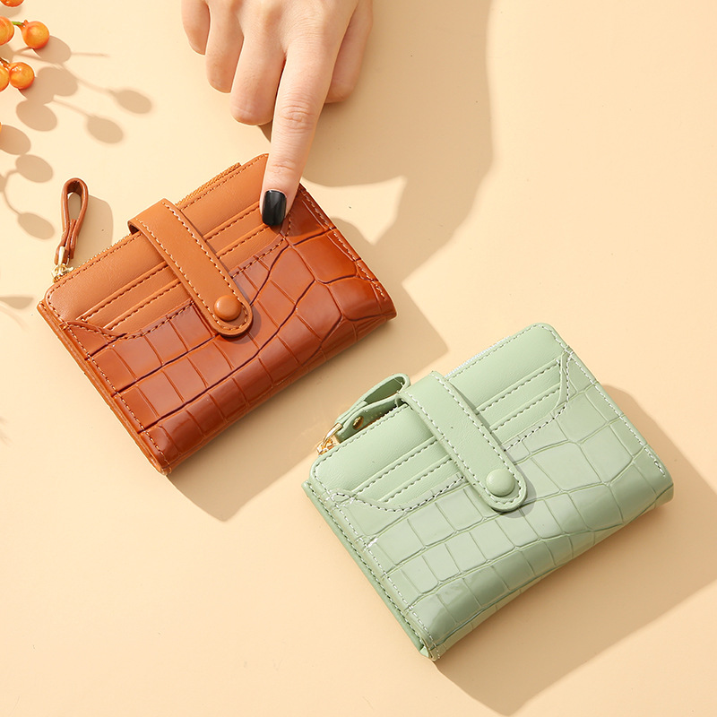 Retro Crocodile Print Women's Short Wallet With Temperament Multi-card Slots Lacquered Surface Waterproof Coin Purse