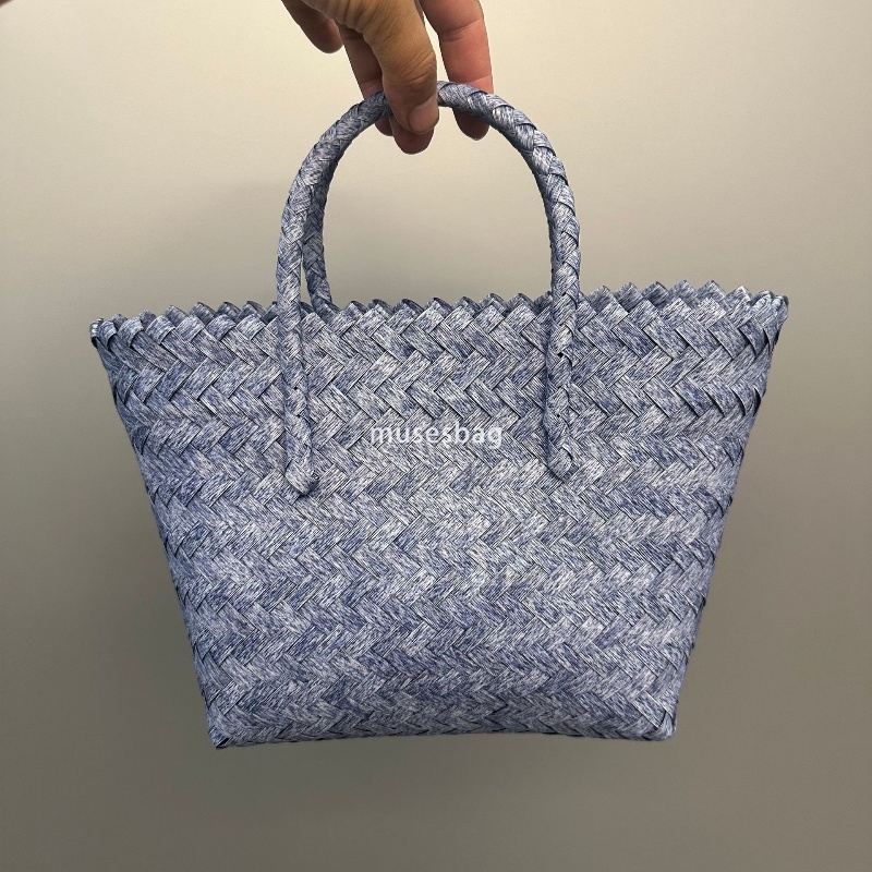 Fashionable women's high-quality, lightweight large capacity woven temperament lazy and versatile multifunctional handbag with gift basket holida