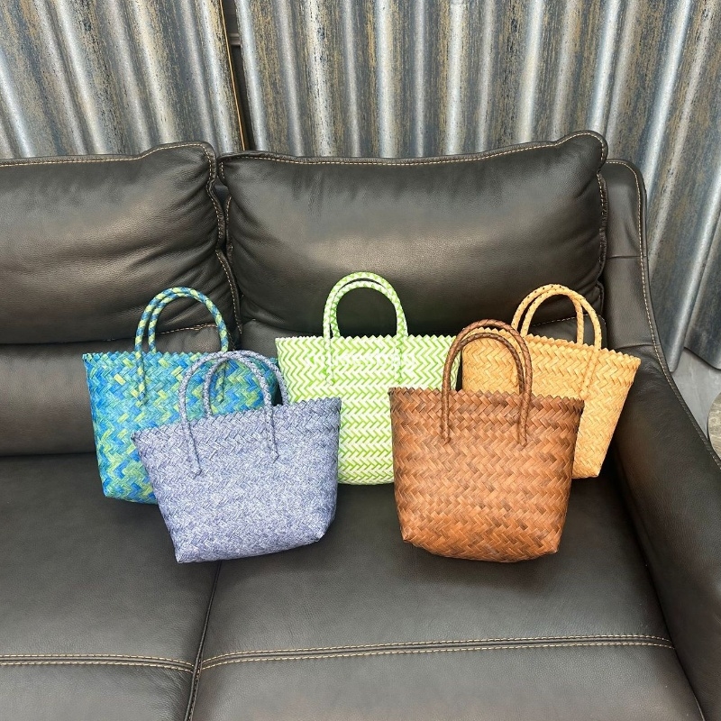 Fashionable women's high-quality, lightweight large capacity woven temperament lazy and versatile multifunctional handbag with gift basket holida