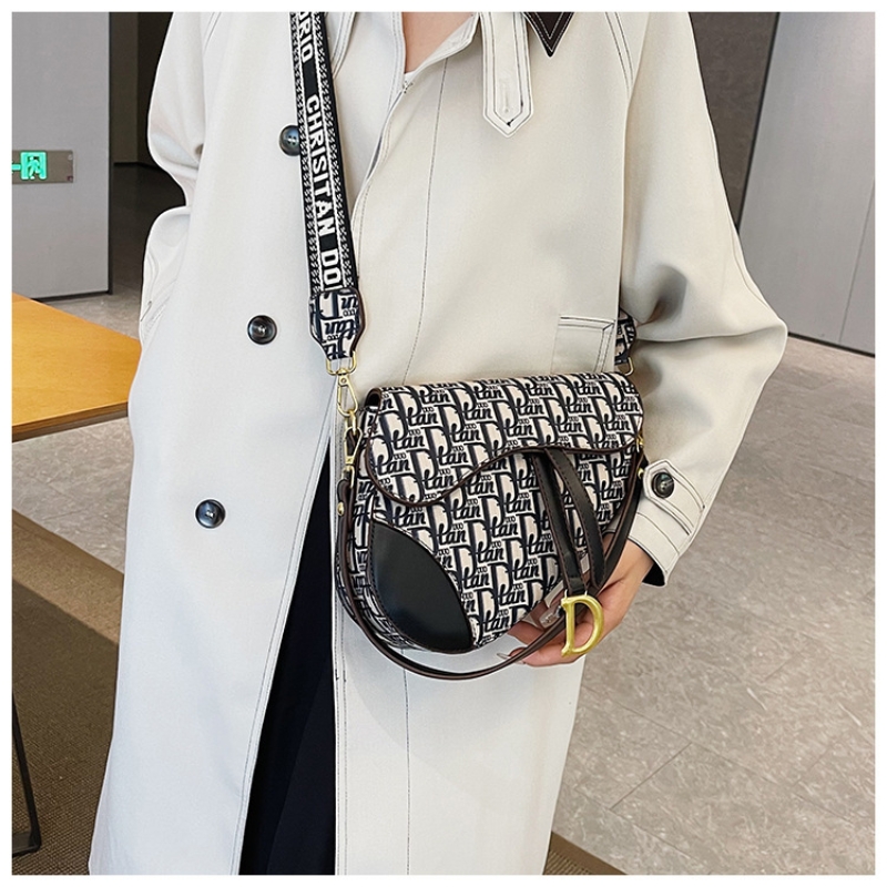 New Fashion Letter Printed Ladies Crossbody Bag Girls Hundred Casual Underarm Bag Comfortable Wide Shoulder Strap Shoulder Bag M