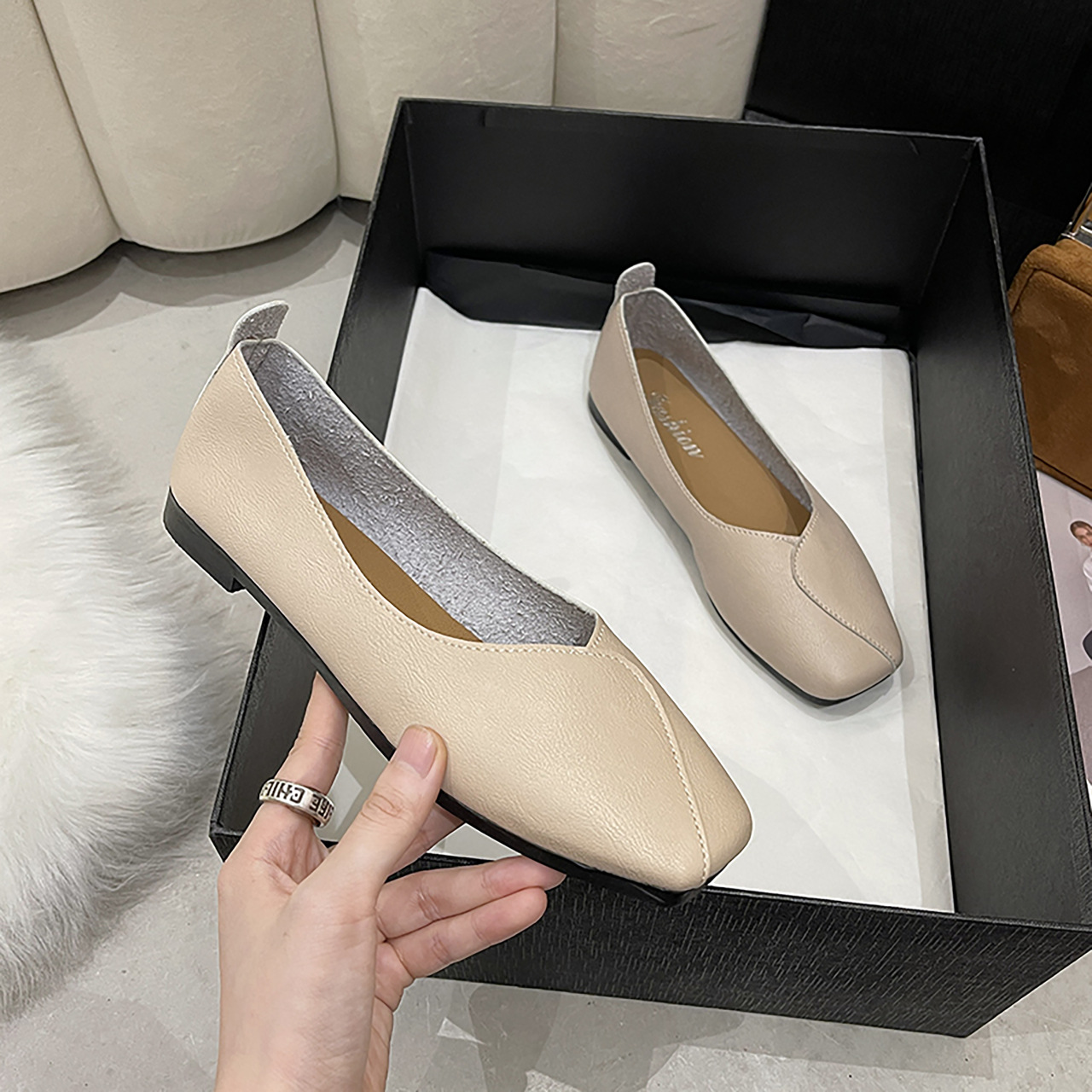 Flat single shoes women 2024 spring and summer new simple solid color light mouth slip-on lazy bean shoes