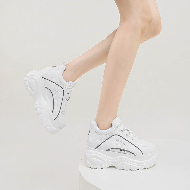 Autumn and winter new sports casual sponge cake shoes, low cut with a height increase of 7cm, thick soled women's shoes