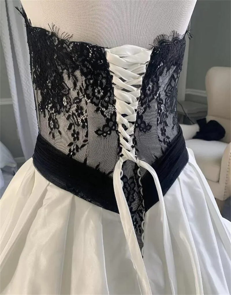 Gothic Black And White Wedding Dresses With Lace Jacket Lace Appliques Top Ruched Vintage Bridal Gowns Chapel Train Corset A-Line Vestido De Novia Lon