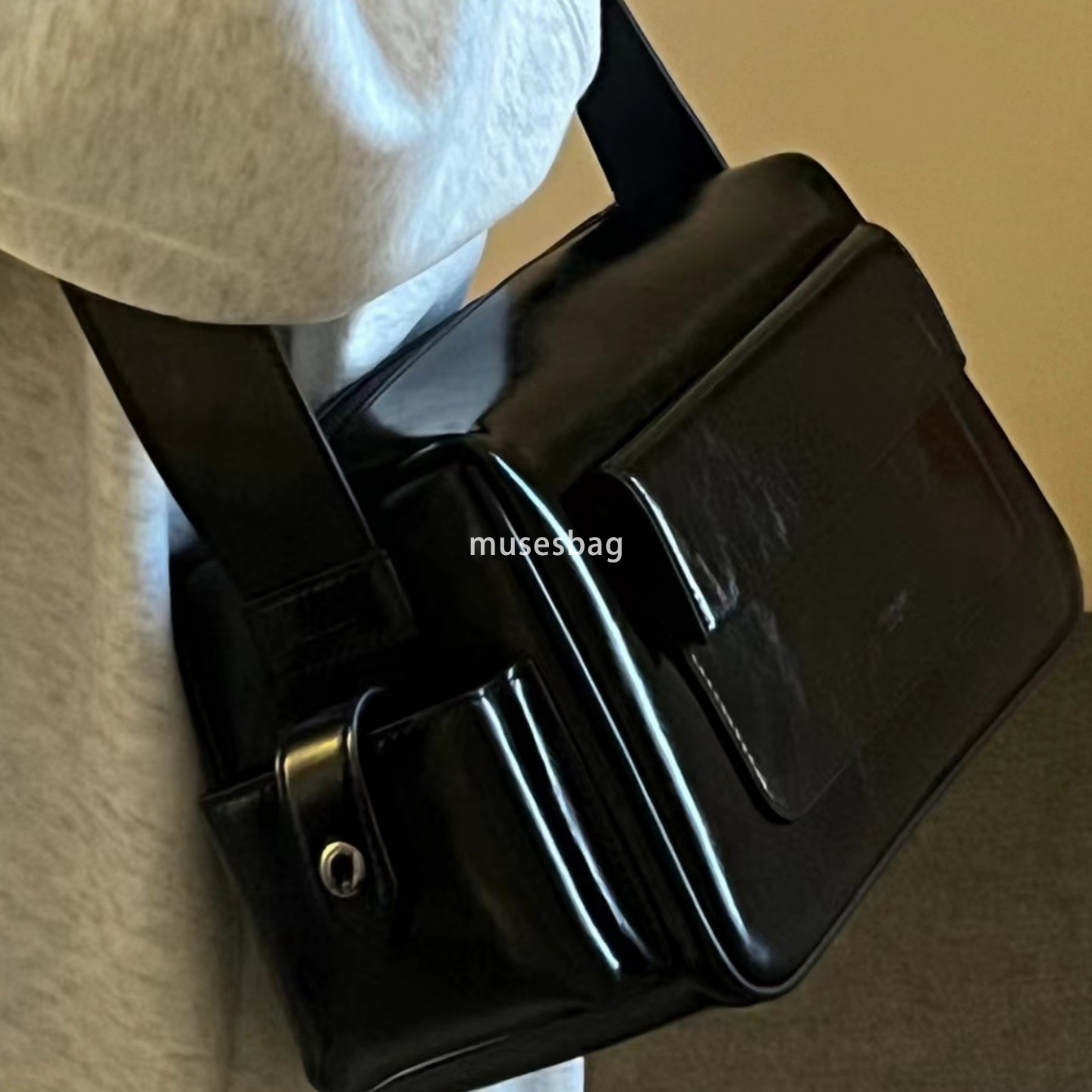 A niche design for college students a large capacity and versatile tote bag a new bag for women to work and commute with a textured one shoulder cross