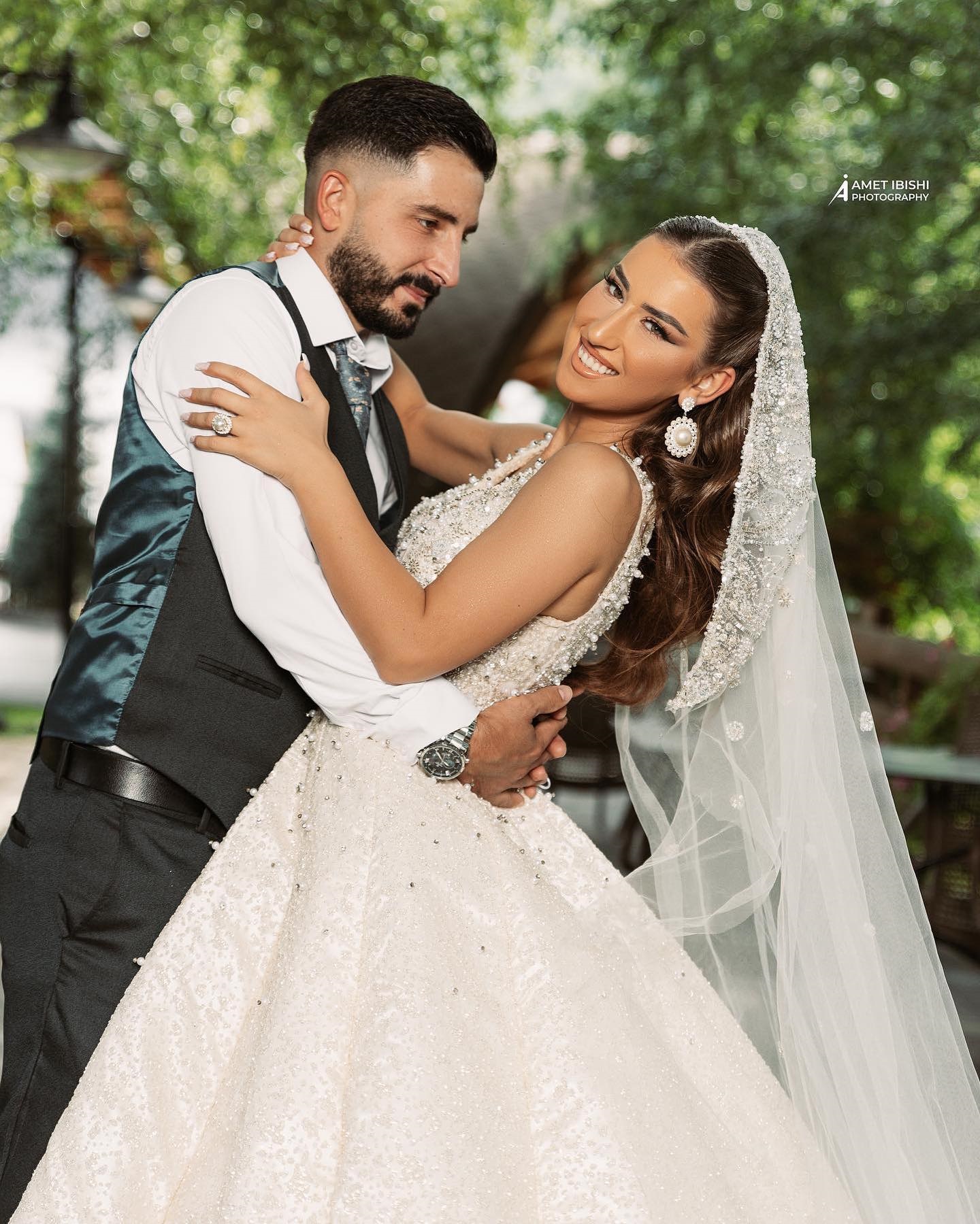 Elegant V-Neck Ball Gown Wedding Dress Sleeveless Beading Pearls Crystals Appliques Lace Bridal Gowns 2024