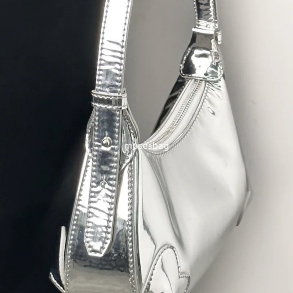 Street trend high-end texture niche design silver crescent bag new and unique spicy girl underarm bag love design fashionable and trendy shoulder bag