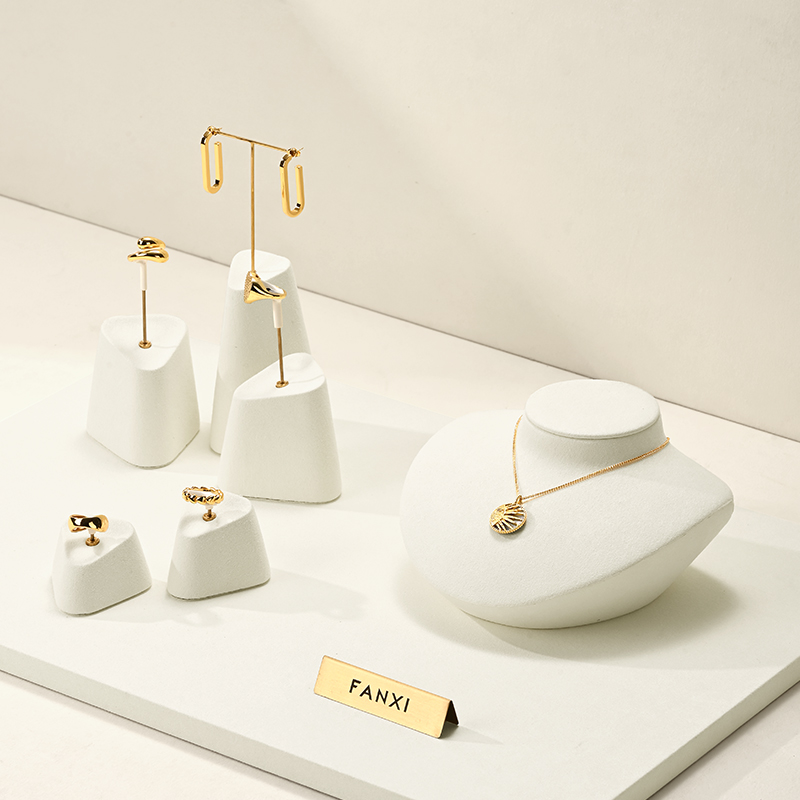 Ciyye New Triangle Beige Jewelry Display Props for High End Ring Necklace Counter Window Display Portrait Jewelry Display Stand