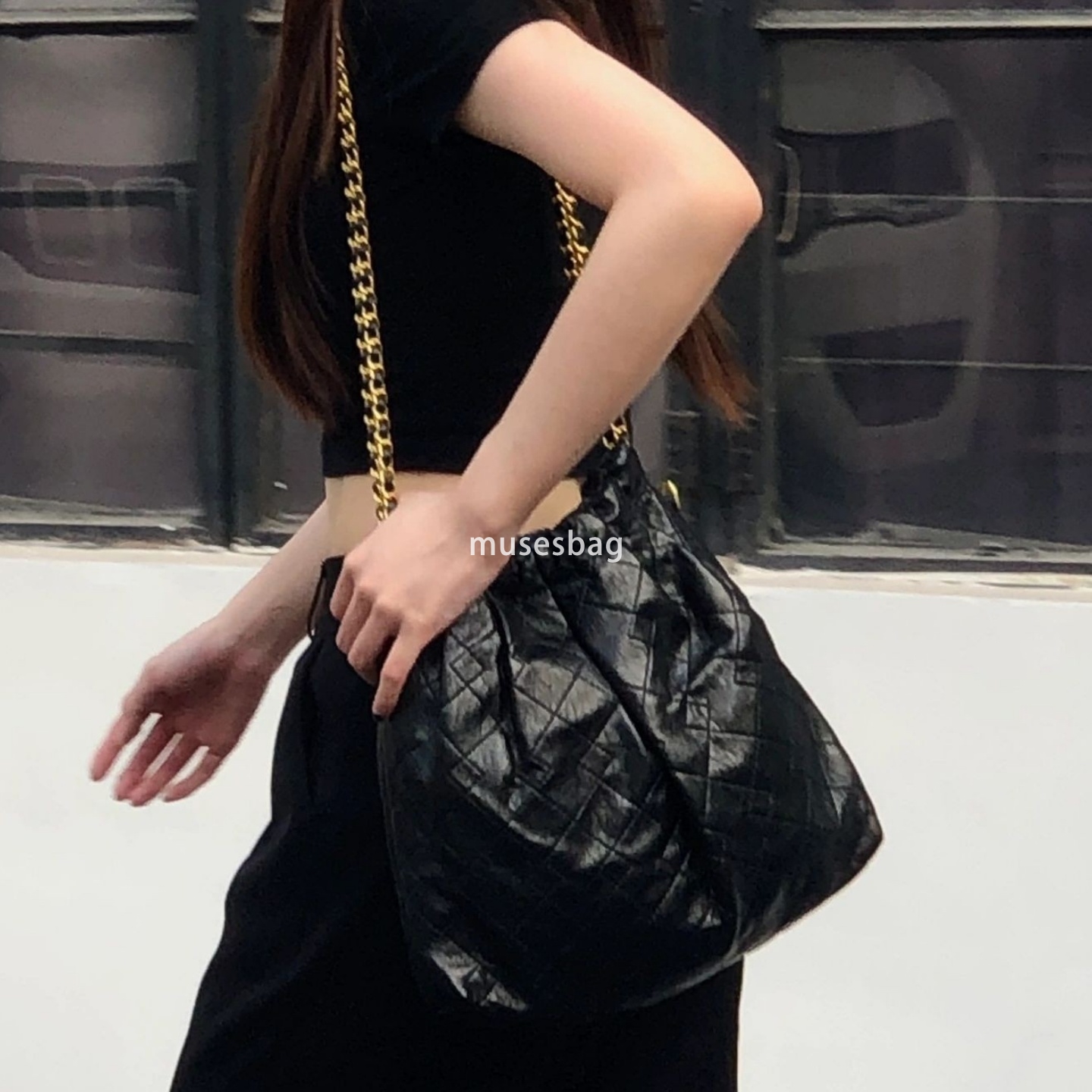 A niche design with black and gold chains a stylish diamond grid style a wandering bag a new textured bag for women and a trendy shoulder and underarm