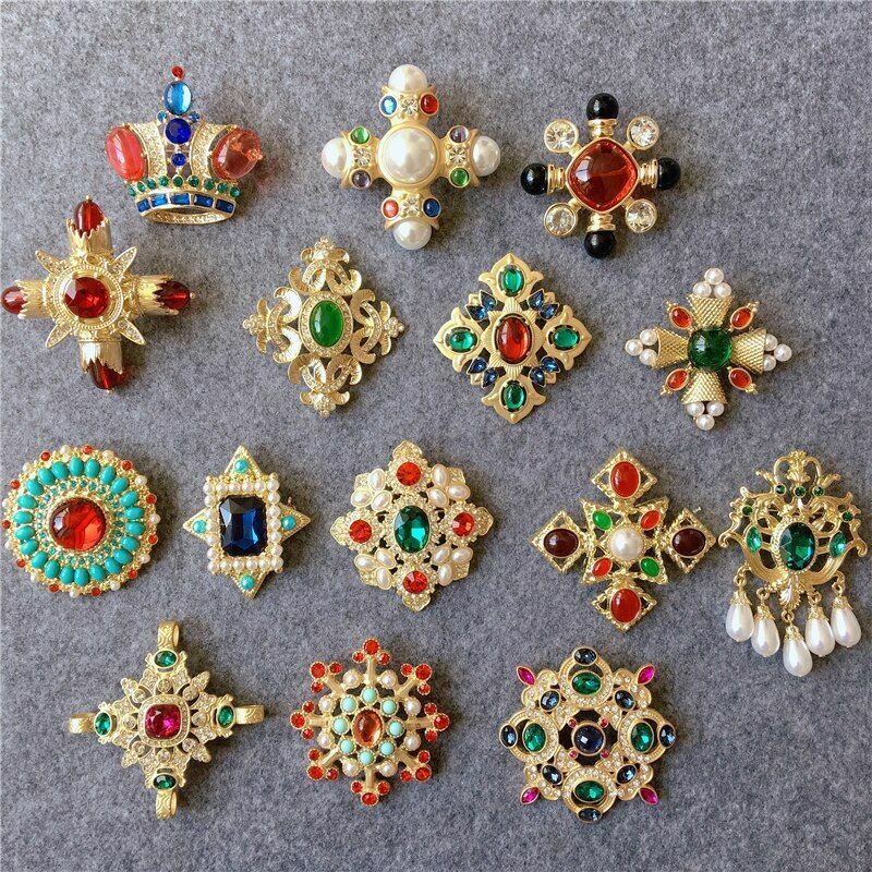 Luxury Baroque Brooches Vintage Palace Party Clothing Accessories Exquisite Rhinestones Pearl Enamel Pin Temperament Coat Pins