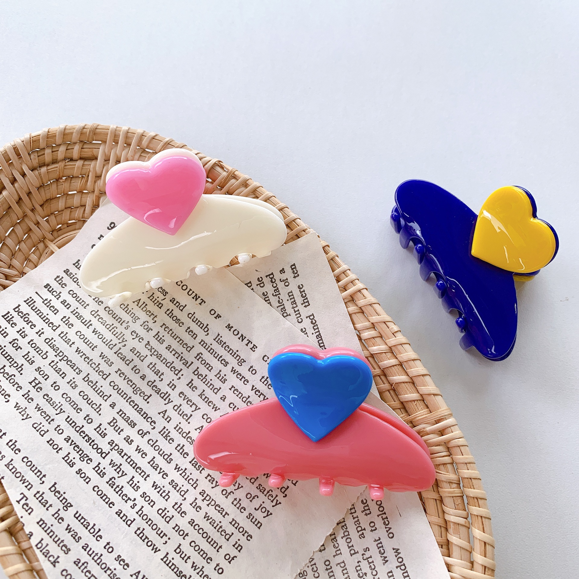 2023 New 5.5 CM Small Korean Two Color Cute Girls Love Hair Accessories Colorful Hair Claws Acetate Shape Heart Claw For Woman