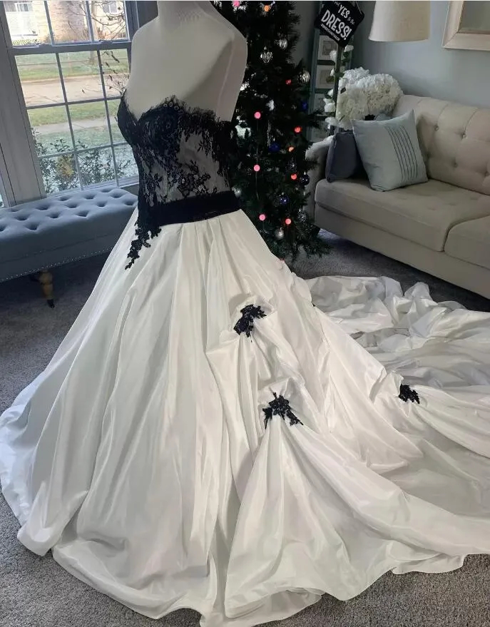 Gothic Black And White Wedding Dresses With Lace Jacket Lace Appliques Top Ruched Vintage Bridal Gowns Chapel Train Corset A-Line Vestido De Novia Lon