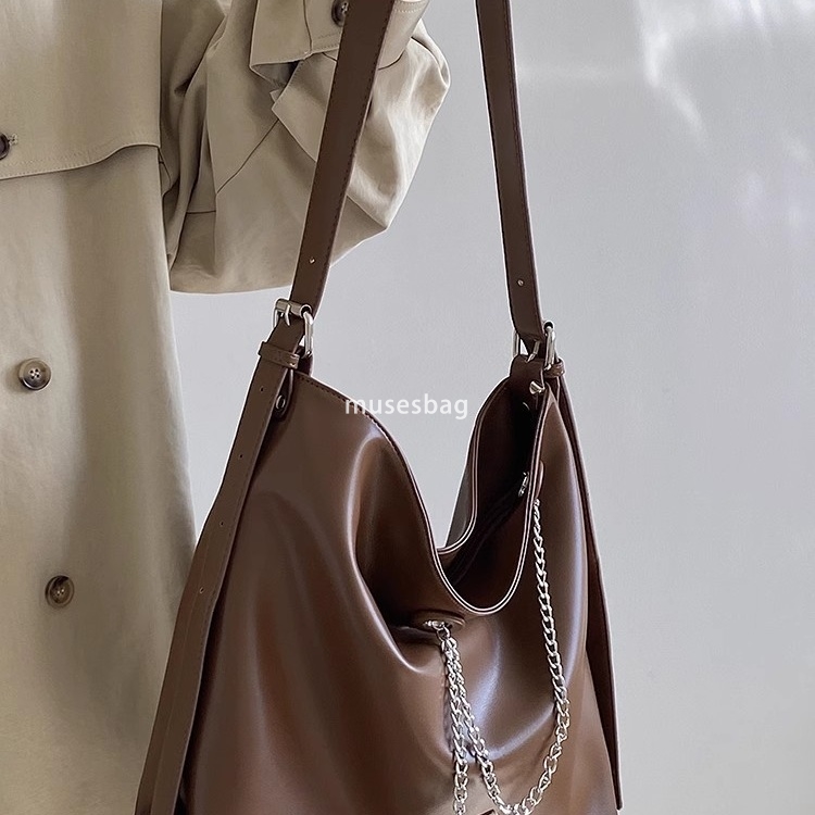 Brown black street trend large capacity crossbody shoulder bag for women niche high-end chain tote bag retro Maillard commuting bag student commuting 