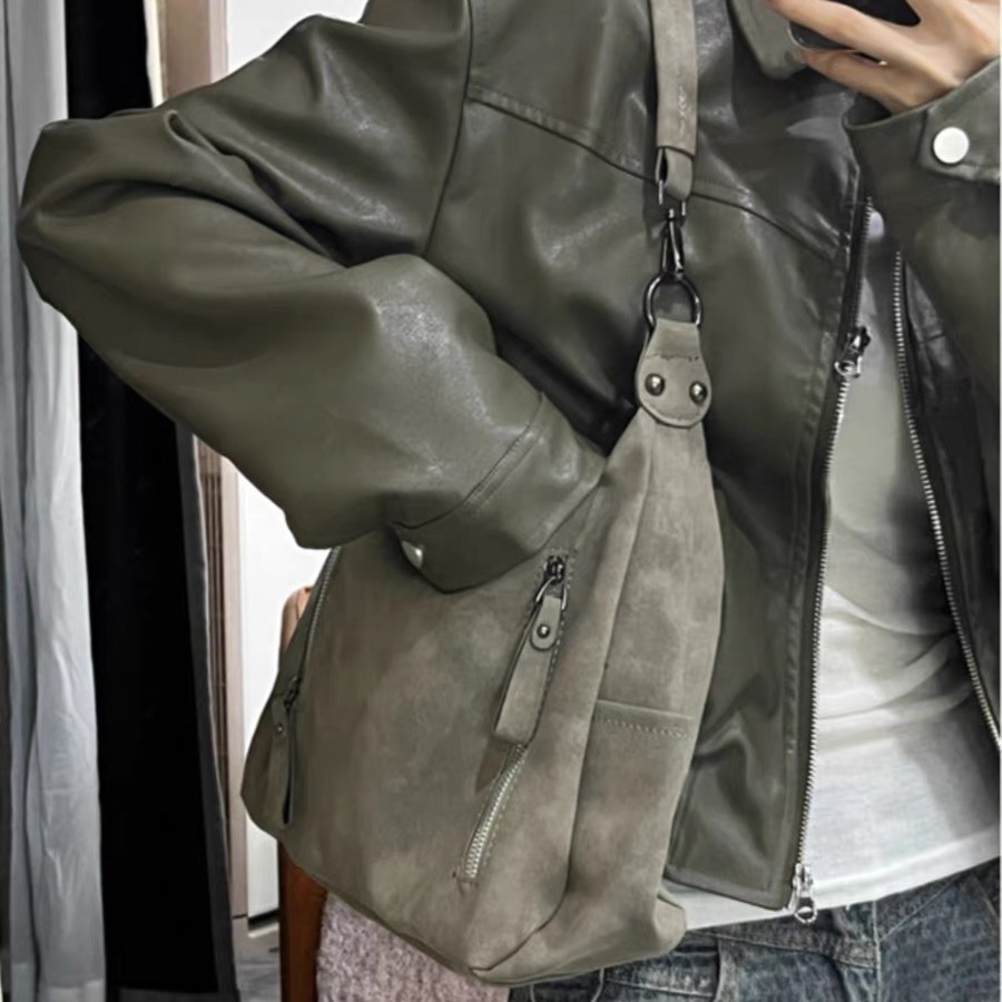 A niche design for autumn and winter new high-capacity bags for women's versatile retro frosted crossbody bags with a textured one shoulder commu