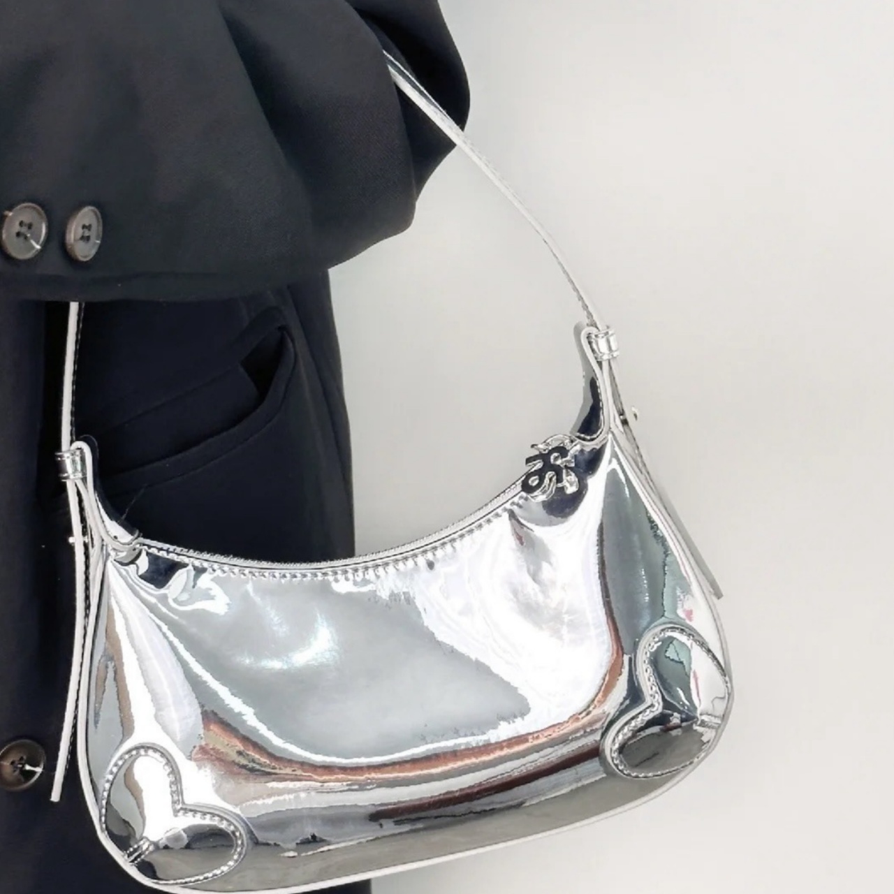 Street trend high-end texture niche design silver crescent bag new and unique spicy girl underarm bag love design fashionable and trendy shoulder bag