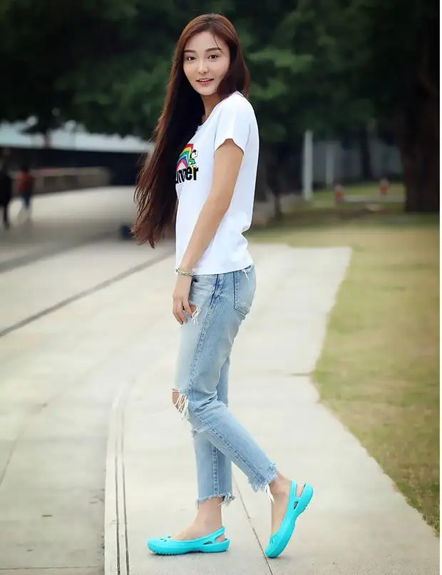 2023 New Home Non-slip Summer Hole Shoes Female Flat Sandals Plastic Jelly Sandals Female Large Size Girls Clogs EVA Shoes