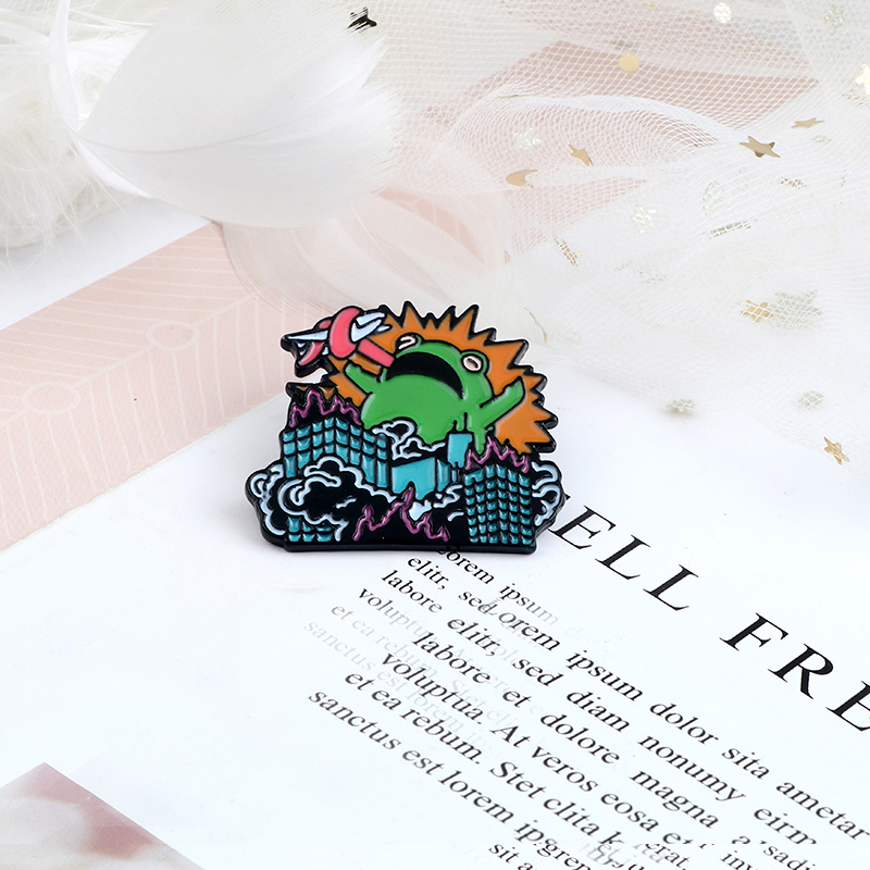 Horror Frog Brooch Novelty Creative Animals Enamel Pins Destroy City Denim Backpack Badge Art Lapel Pin Jewelry Gift for Friends