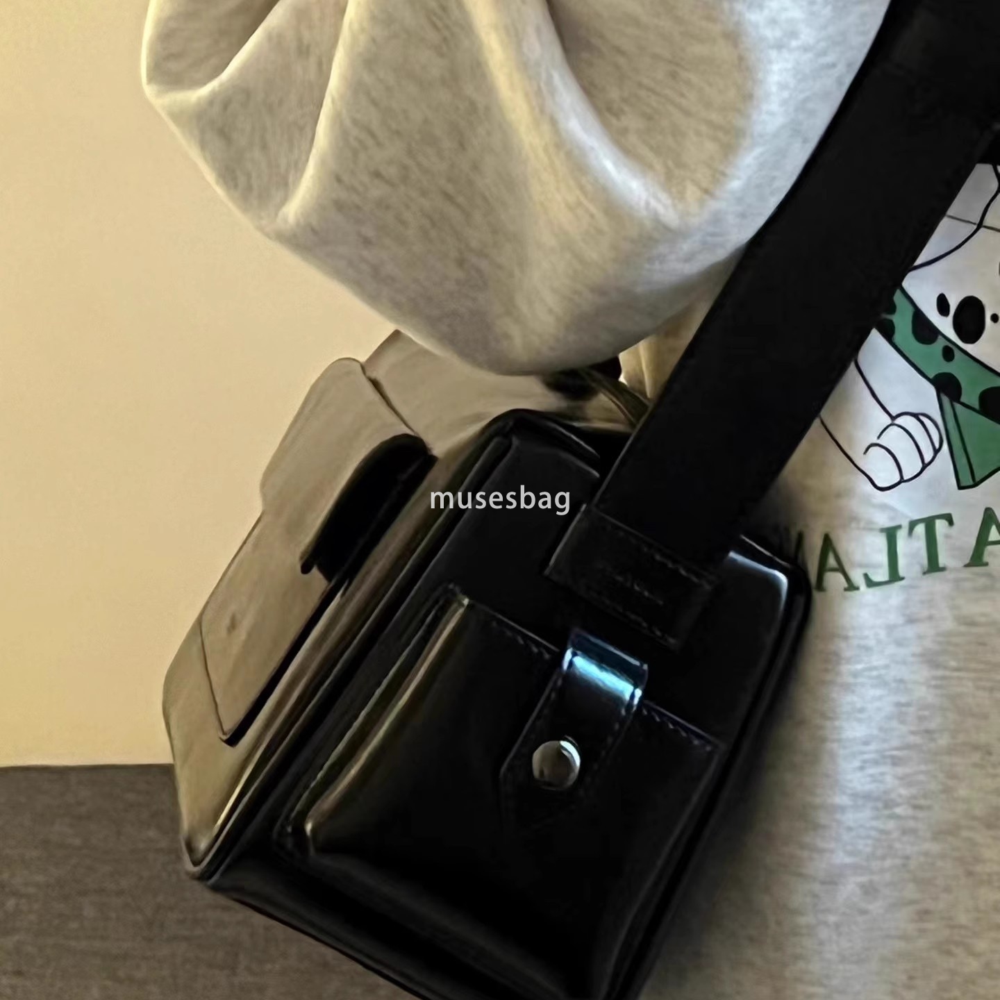 A niche design for college students a large capacity and versatile tote bag a new bag for women to work and commute with a textured one shoulder cross