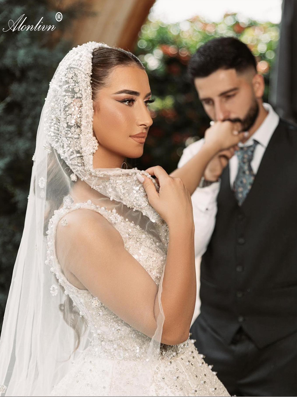 Elegant V-Neck Ball Gown Wedding Dress Sleeveless Beading Pearls Crystals Appliques Lace Bridal Gowns 2024