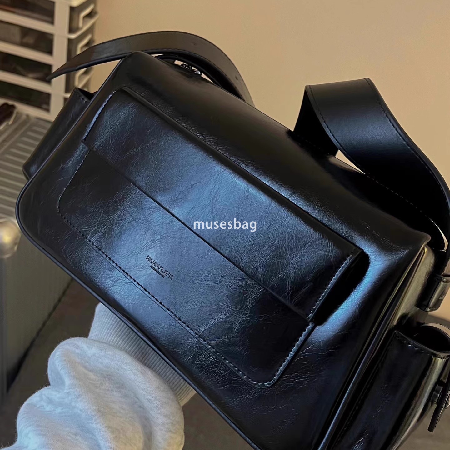 A niche design for college students a large capacity and versatile tote bag a new bag for women to work and commute with a textured one shoulder cross