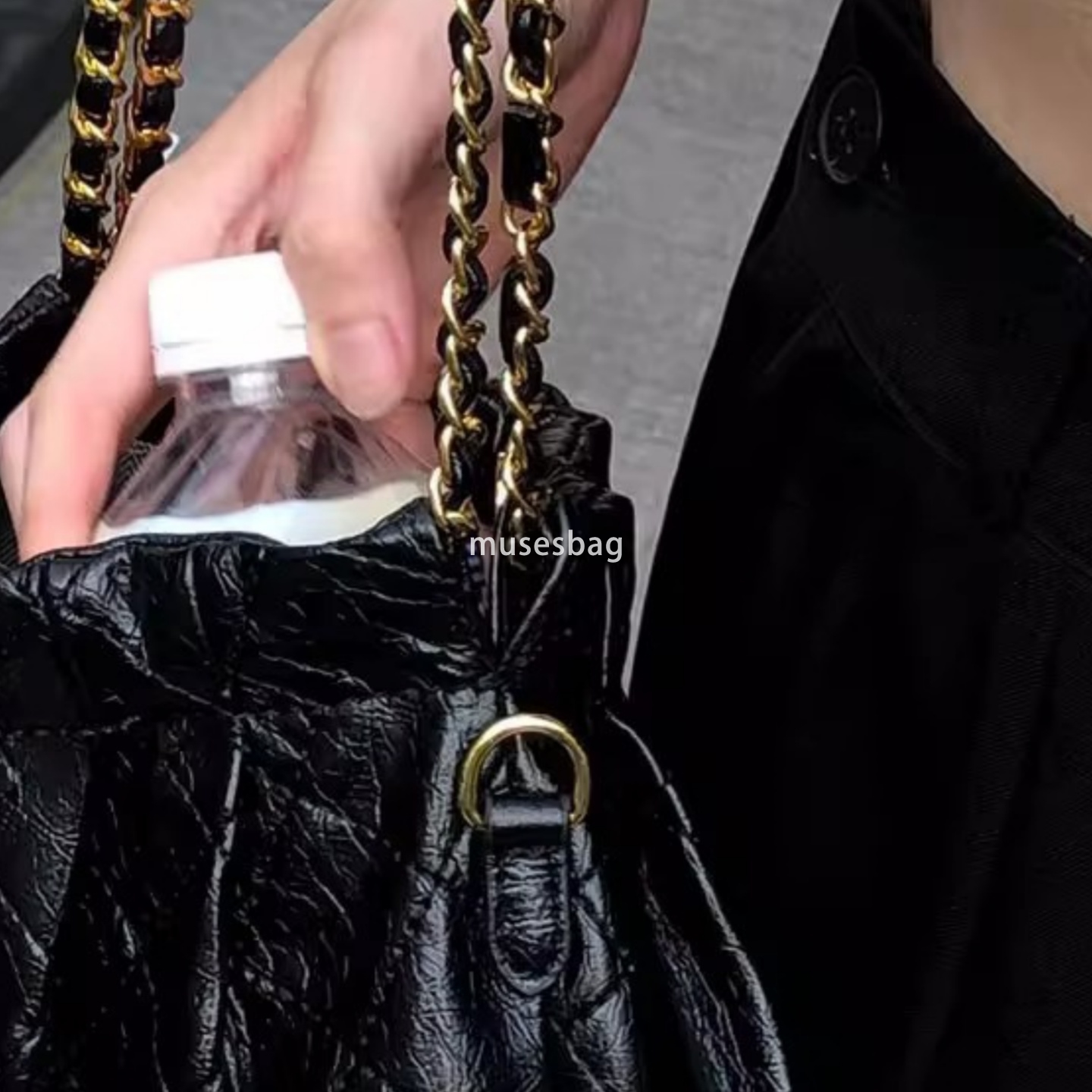 A niche design with black and gold chains a stylish diamond grid style a wandering bag a new textured bag for women and a trendy shoulder and underarm