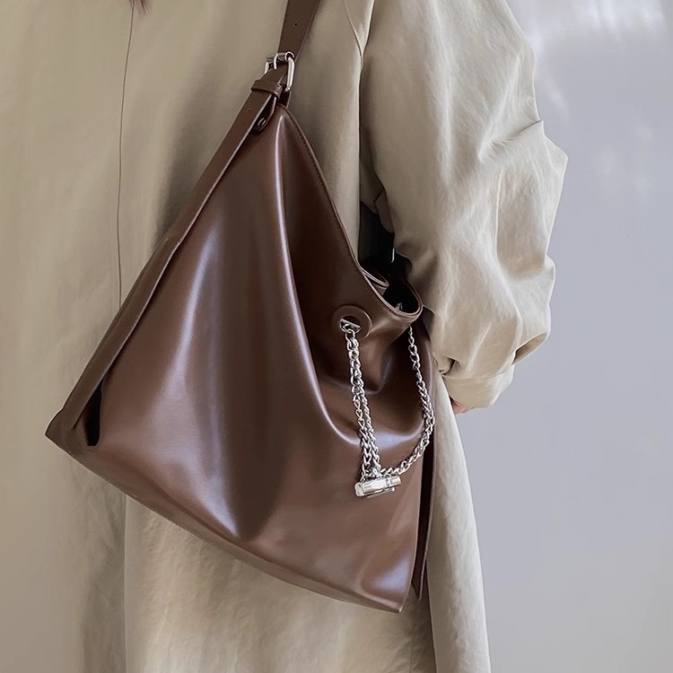 Brown black street trend large capacity crossbody shoulder bag for women niche high-end chain tote bag retro Maillard commuting bag student commuting 