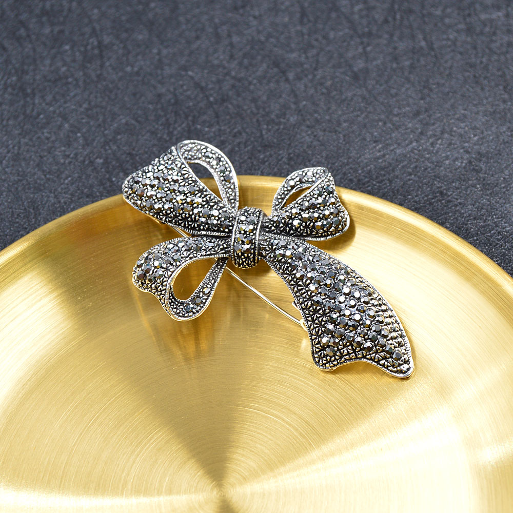 CINDY XIANG Cute Vintage Rhinestone Bow Brooches for Women Big Elegant Bowknot Pin Winter Style High Quality Broches Gift