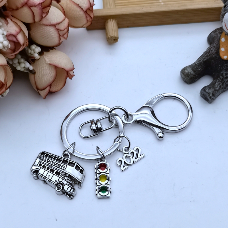 2022-2025 Creative Gift Car Big Bus Metal Keychain Traffic Light Pendant Men and Women Car Keychain Jewelry Gift