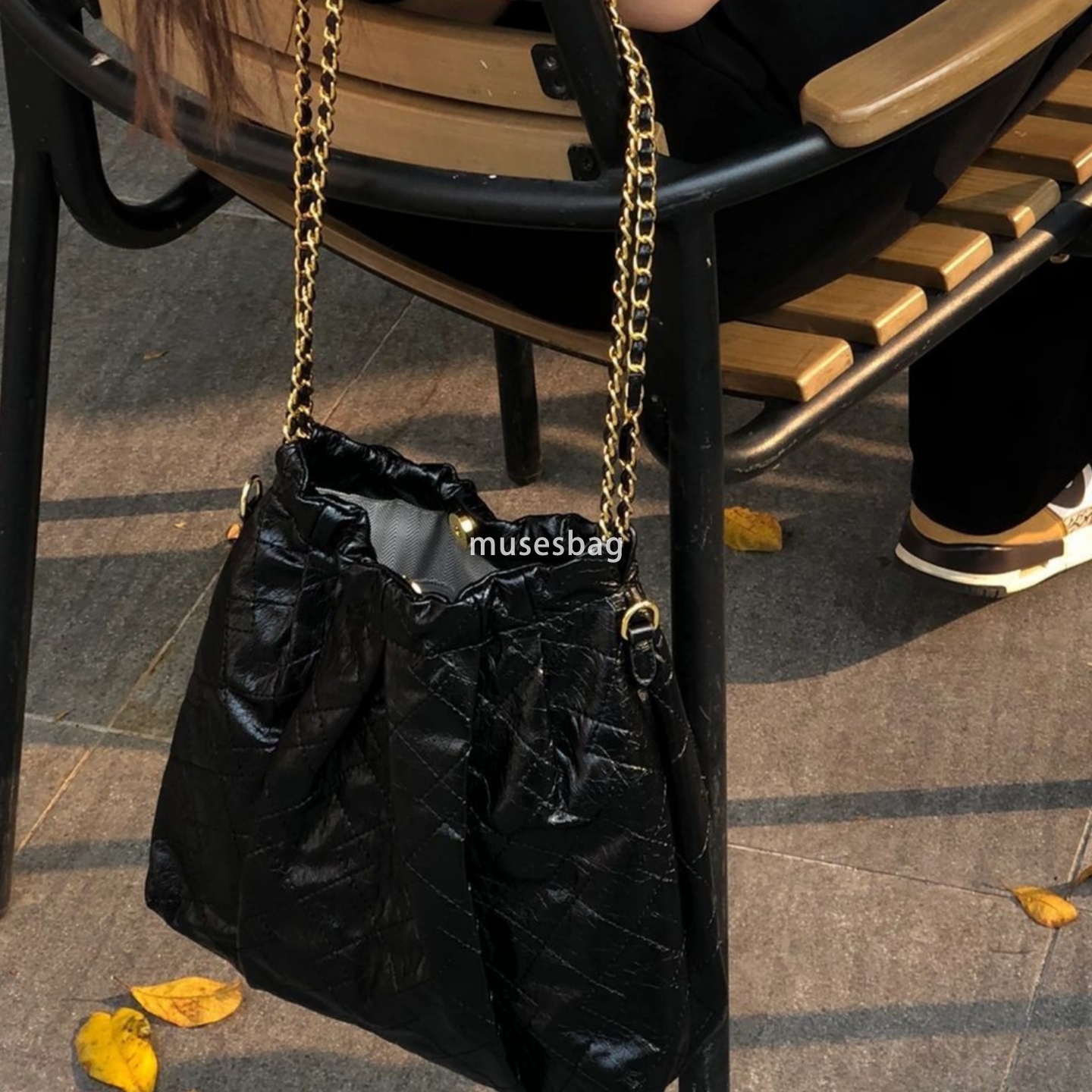 A niche design with black and gold chains a stylish diamond grid style a wandering bag a new textured bag for women and a trendy shoulder and underarm